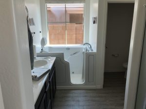 Bathtub shower unit with wall-mounted accessories