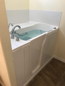 Walk-in tub for seniors with temperature control