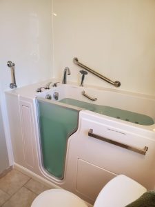 Elderly-safe walk-in tub with therapeutic jets