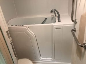 Outward swing door walk-in tub for elderly users