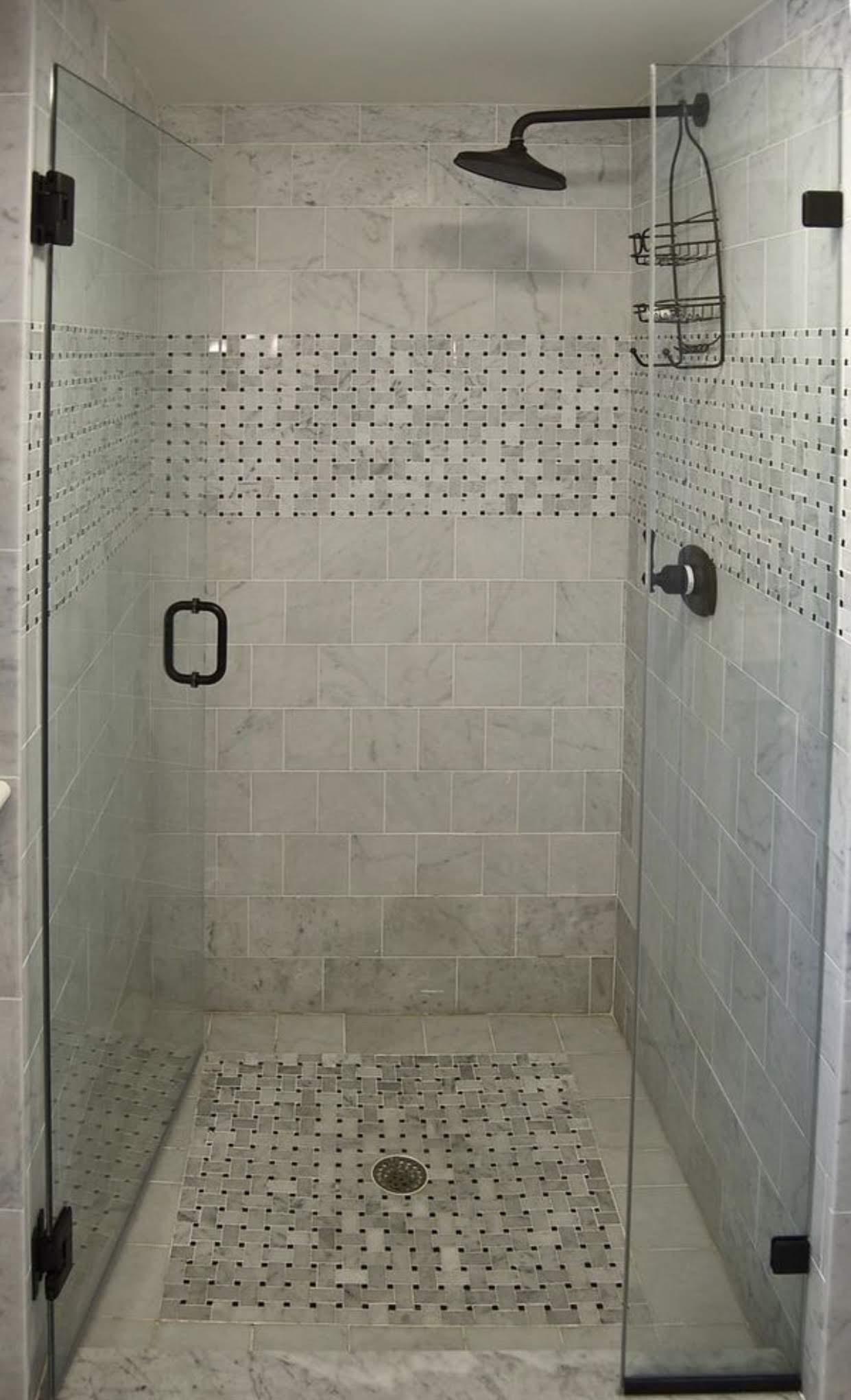 Acrylic tub shower surround with shelves